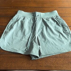 Women’s Lululemon License to Train 4” size 6 Shorts